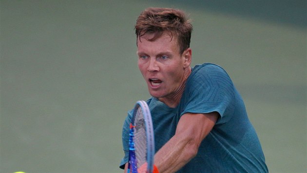 Tomá Berdych v souboji s Donaldem Youngem na turnaji v Montrealu.