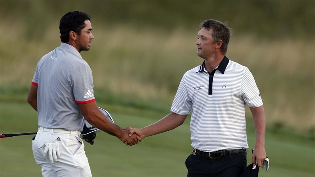 Jason Day (vlevo) si tese rukou s Mattem Jonesem po 3. kole PGA Championship.