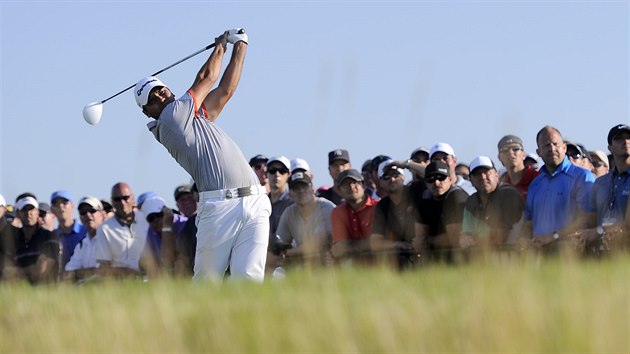 Jason Day odpaluje mek bhem 3. kola PGA Championship.