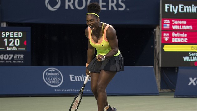 Serena Williamsov se povzbuzuje v semifinle turnaje v Torontu.