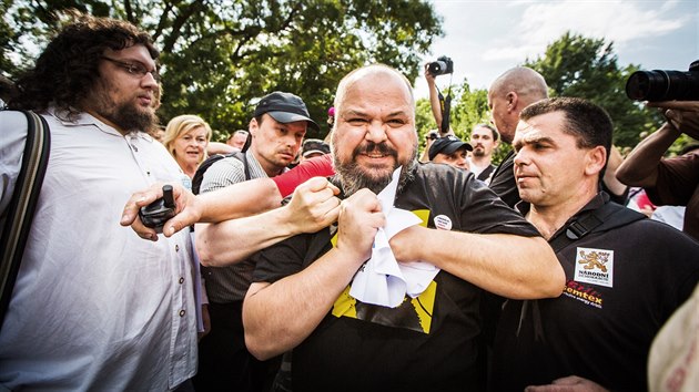 Dva mui s idovskmi hvzdami a portrtem Vclava Havla se vmsili do davu. Musel zasahovat antikonfliktn tm. (15. 8. 2015)
