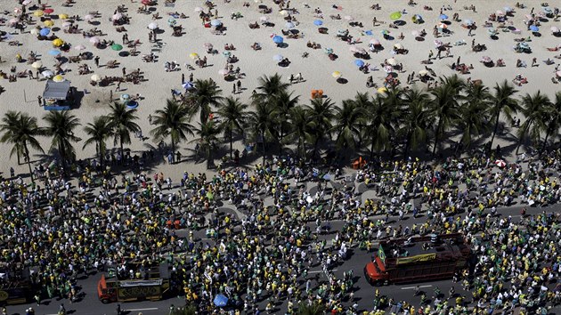 Demonstrace proti brazilsk prezidentce Dilm Rousseffov ve Riu de Janeiru (16. 8. 2015)