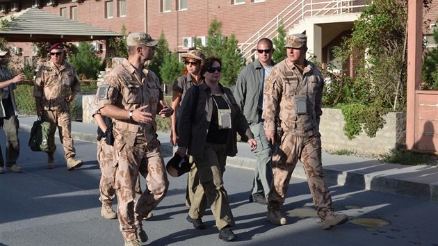Manelka prezidenta Miloe Zemana Ivana Zemanov v pondl navtvila Afghnistn, kde se setkala s eskmi vojky a vojakami.