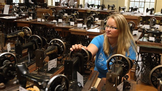 Expozice šicích strojů ze sbírky Pavlíny Cvrčkové z Frýdlantu v Čechách (na snímku)