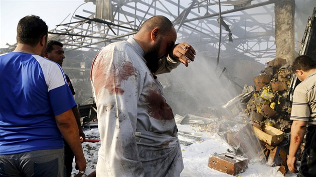 Pi vbuchu nkladnho automobilu plnho vbuniny zemely ve tvrtek v Bagddu destky lid (13. srpna 2015)