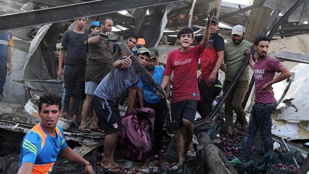 Pi vbuchu nkladnho automobilu plnho vbuniny zemely ve tvrtek v Bagddu destky lid (13. srpna 2015)