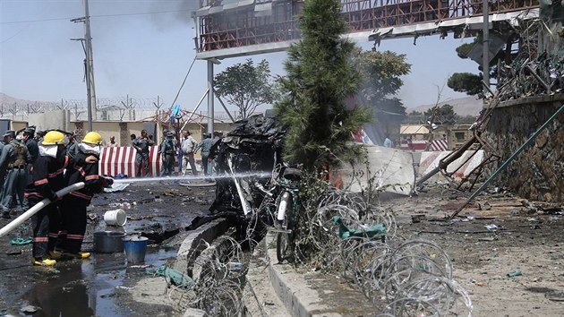 Sebevraedn tonk se odplil v aut ped letitm v Kbulu (10. srpna 2015).