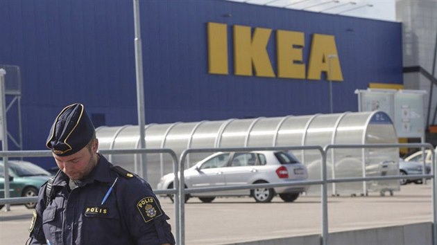 Mu v prodejn firmy IKEA ve vdskm Vasterasu pobodal nkolik lid. Dva zemeli (10. srpna 2015).