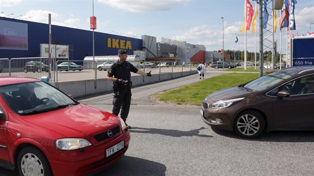 Mu v prodejn firmy IKEA ve vdskm Vasterasu pobodal nkolik lid. Dva zemeli (10. srpna 2015).