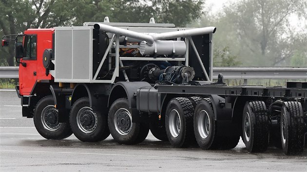 Tatra vyrobila vz dlouh 18 metr, kter m osm nprav, z toho est iditelnch. Podle mluv automobilky je to nejvt nkladn vozidlo vyroben v historii eskho automobilovho prmyslu.