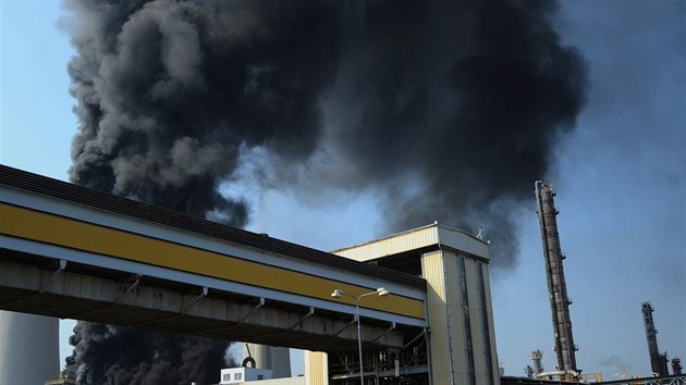 Por po vbuchu v arelu chemickho zvodu Unipetrol v Zlu u Litvnova.