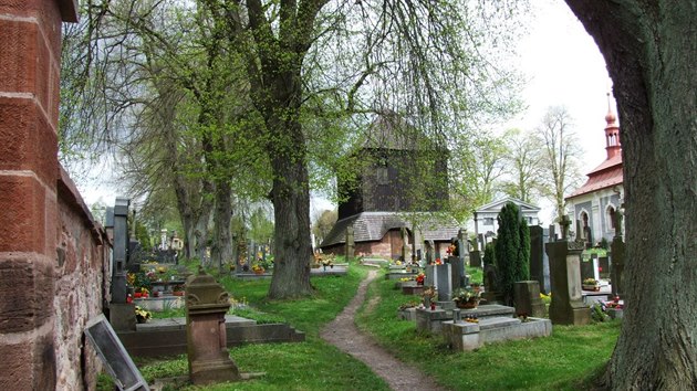 Hbitov v Lomnici nad Popelkou, kde pachatel tak loupil.