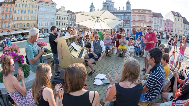 Patrik ervk hraje na piano na nmst Pemysla Otakara II. v eskch Budjovicch.