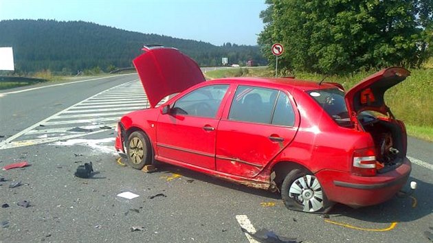 koda Fabia vyjela z vedlej silnice a stetla se s motorkem, kter byl na hlavn. Tragick nehoda se stala u Vlch Jam na Prachaticku.