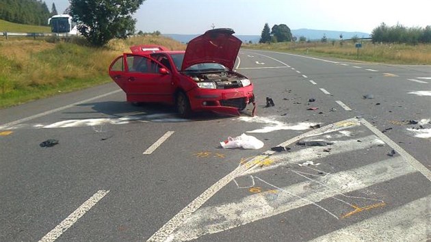 koda Fabia vyjela z vedlej silnice a stetla se s motorkem, kter byl na hlavn. Tragick nehoda se stala u Vlch Jam na Prachaticku.