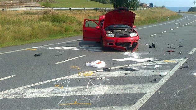 koda Fabia vyjela z vedlej silnice a stetla se s motorkem, kter byl na hlavn. Tragick nehoda se stala u Vlch Jam na Prachaticku.