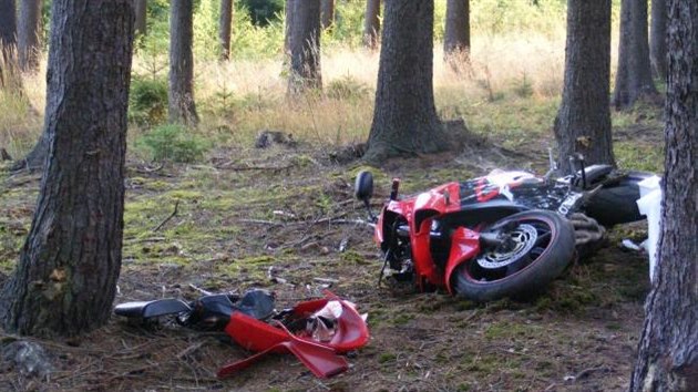 Motork jel v pravotoiv zatce mezi obcemi Podol a Hlasivo rovn a skonil v lese. Nehodu nepeil.