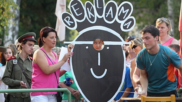 Retroden ve Svratce na Vysočině. Místní doplnili tradiční sraz veteránů a módní přehlídku vybranými scénkami ze známých filmů a reklamami (15. 8. 2015)