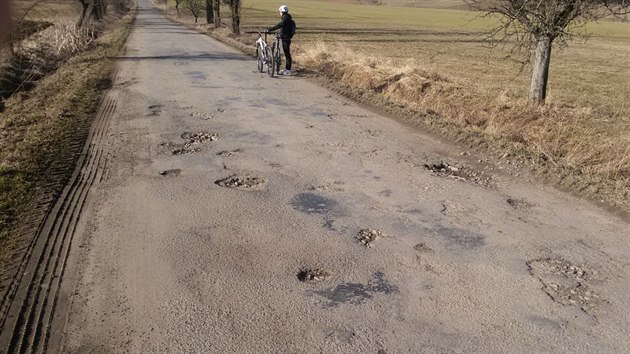 Takto vypadala silnice mezi Okeicemi a echtnem pvodn.