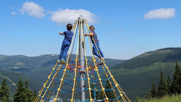 Synov Aleny eredov si chtli vyzkouet snad vechny atrakce a dtsk hit. A zamilovali si prolzaky. Nejvce asu strvili na Krakonoov palouku.