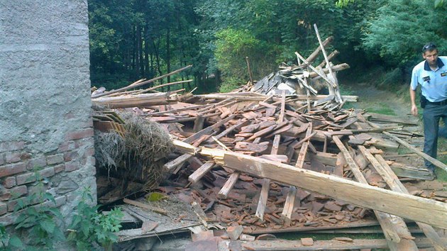 V obci Neveklov spadla v chatov osad st star stodoly.