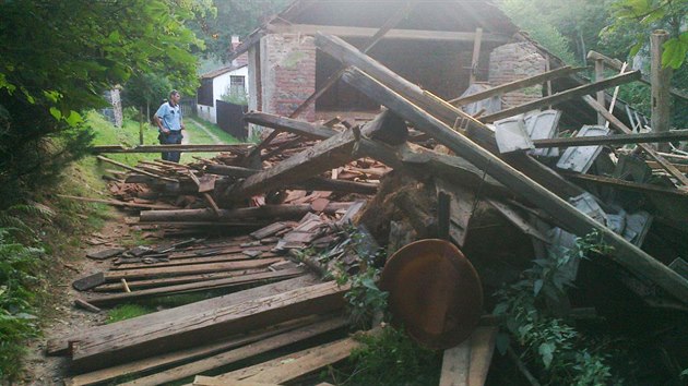 V obci Neveklov spadla v chatov osad st star stodoly.