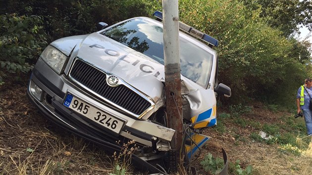 Policista strhl volant pot, co mu do cesty neekan vstoupil chodec. Spolu s kolegou nabourali do sloupu.