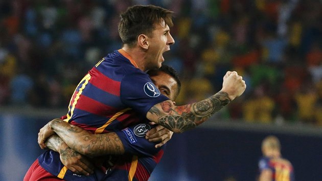 ZAAT PST.  Lionel Messi z Barcelony slav v zpase o Superpohr gl do st Sevilly.