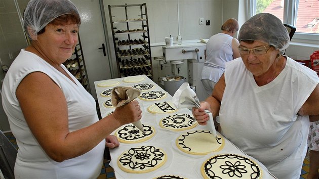 V cukrsk dln Marie Vondrovicov v Boicch na Domalicku upekli na Chodsk slavnosti deset tisc kol. (11. srpna 2015)