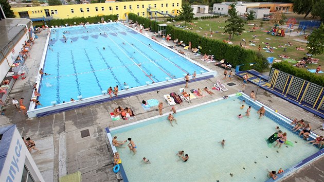 Venkovn koupalit plaveckho arelu v Plzni na Slovanech. (13. srpna 2015)