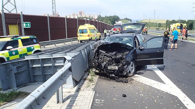 Tragick dopravn nehoda u Sokolova. Dv osobn auta se eln srazila.