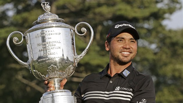 Australsk golfista Jason Day s trofej pro vtze turnaje ve Whistling Straits in Haven.