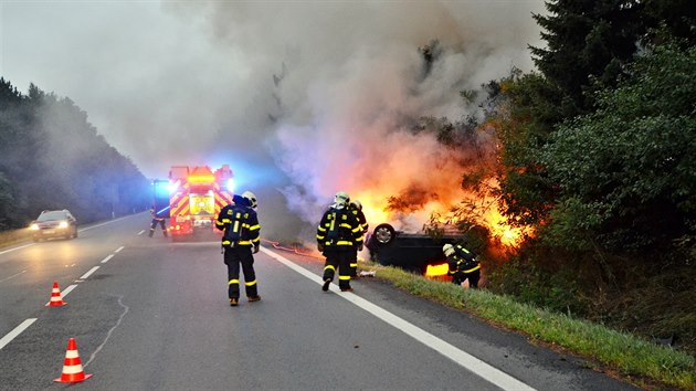 Ostravtí hasii hasí kodu fabii v píkop v Plzeské ulici v Ostrav-Nové...