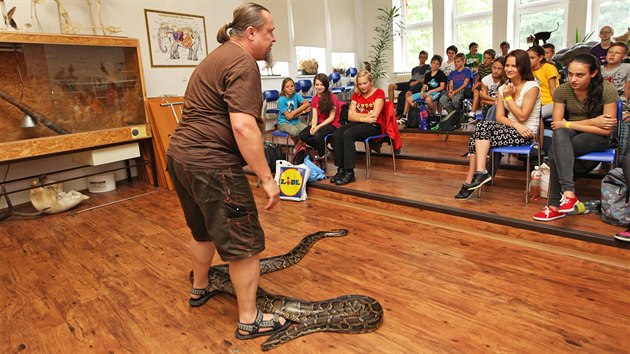 astnci pmstskho tbora v ostravsk zoo po pednce pracovnka zahrady, hadologa Vladimra Admka, se na vlastn ki seznamuj s krajtou hndou. Ta m ti metry a v 23 kilo.