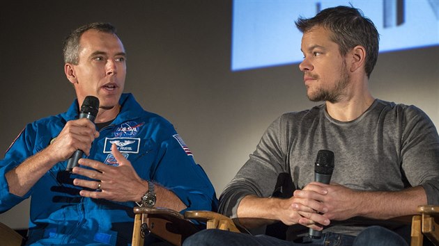 Matt Damon a astronaut Drew Feustel pi besed s divky.