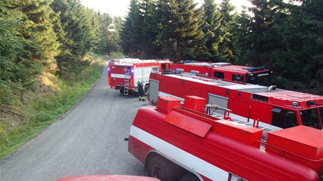 Dky oznmen turisty se hasim podailo zavas uhasit zanajc por lesa u lanovky v Koutech nad Desnou. Zpsobil ho s nejvt pravdpodobnost  odhozen nedopalek cigarety.