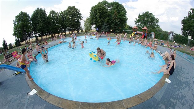 Pohled na bazén a atrakce v areálu Městského koupaliště v Uničově.