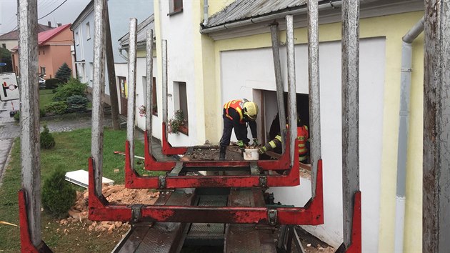 Tahai se za jzdy odpojil nvs, vyjel mimo silnici a narazil do domu, kter vn pokodil. Sutiny uvnit mimo jin zashly dtskou postlku a st postele, natst zde ale nikdo v tu chvli nebyl.