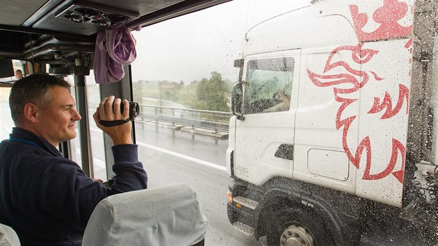 Policisté mají nový trik na naukáznné idie. Natáejí jejich pestupky z...