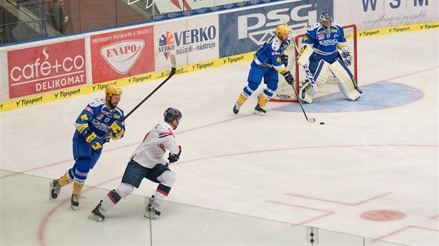 Momentka z ppravnho hokejovho duelu mezi Zlnem (modrolut) a Slovanem Bratislava