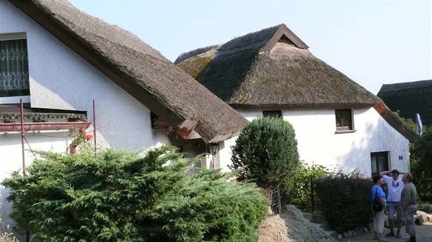 Dve typick domy s rkosovmi stechami se stle najdou v rybsk vesnice Vitt.