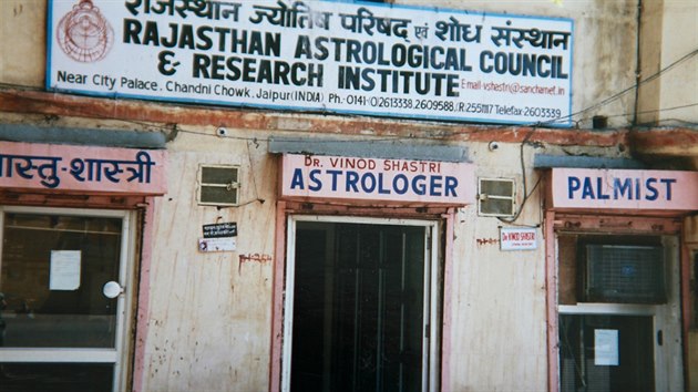 Kdy Ind nev, kudy dl, jde se poradit k astrologovi nebo si nech st z ruky.