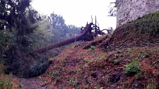 Vtrn smr ve stedu odpoledne zashla okol hradu a obce Perntejn.