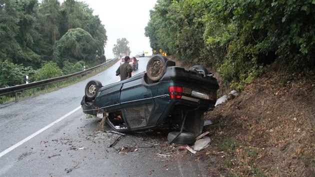 Osmnctilet idi nezvldl zen na mokr silnici a obrtil auto na stechu. Jako zzrakem se mu nic nestalo (17. 8. 2015).