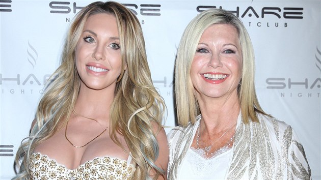 Olivia Newton-Johnov a jej dcera Chloe Lattanziov (Las Vegas, 8. srpna 2015)