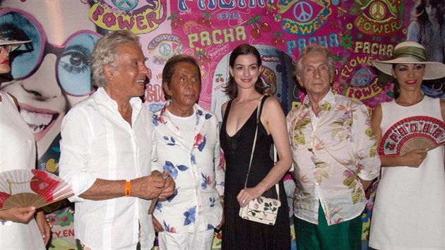 Nvrh Valentino a hereka Anne Hathawayov na party s pteli (Ibiza, 11. srpna 2015)