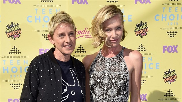 Ellen DeGeneresov a Portia de Rossi na Teen Choice Awards (Los Angeles, 16. srpna 2015)