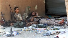 Syrtí povstalci nedaleko syrského msta Homs (6. srpna 2015)