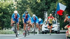 Týmová časovka na Czech Cycling Tour. Závodníky českého týmu povzbuzuje nadšený... Týmová časovka na Czech Cycling Tour. Závodníky českého týmu povzbuzuje nadšený...