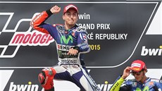 Jako veselý čertík si po svém triumfu na trati v Brně poskočil Jorge Lorenzo.... Jako veselý čertík si po svém triumfu na trati v Brně poskočil Jorge Lorenzo....